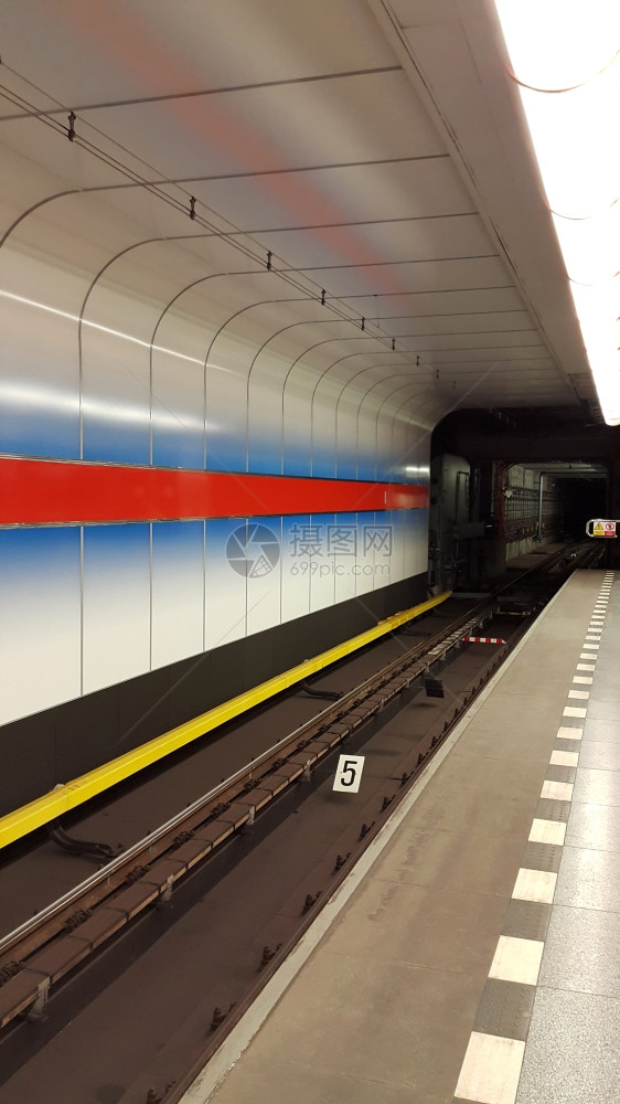 捷克布拉格地下铁站的内部图片
