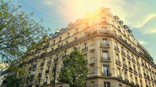 法国巴黎阁楼的典型建筑图片