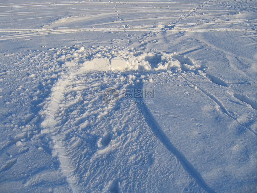 雪和痕迹的冬季纹理图片