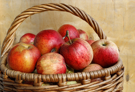 美味成熟的苹果在篮子里图片