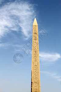 埃及卢克索Karnak寺的古代方尖碑有雕刻的象形文字图片