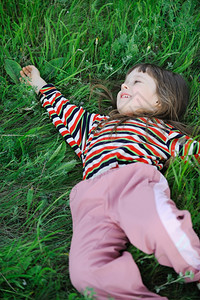绿草上的女孩幼小子的衰弱状况图片