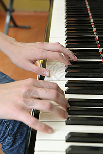 手放在钢琴的钥匙上照片贴高清图片