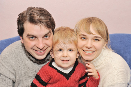 幸福家庭3个人在条件下的图片