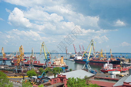 海港和塔起重机奥德萨贸易海港乌克兰高清图片