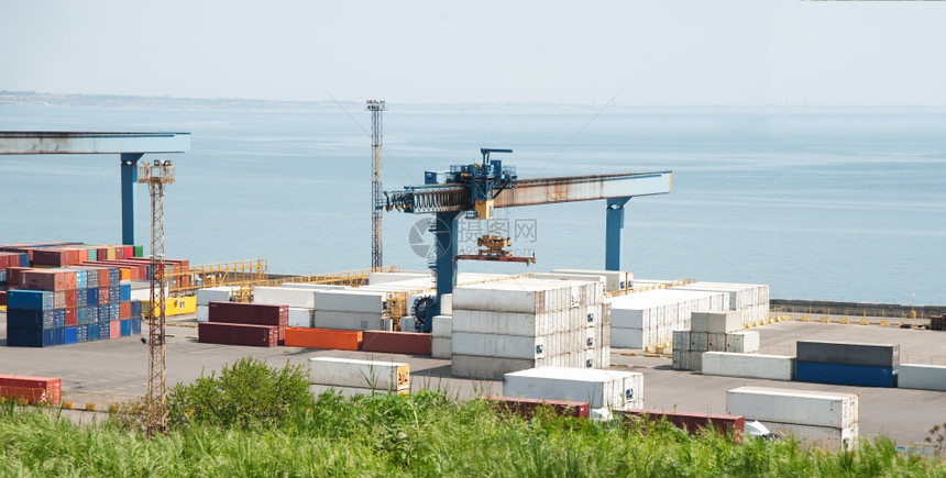 海港和塔起重机奥德萨贸易海港乌克兰图片