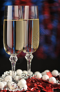 一杯香槟的眼镜一杯深色的圣诞酒图片