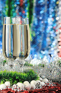 一杯香槟的眼镜一杯深色的圣诞酒图片