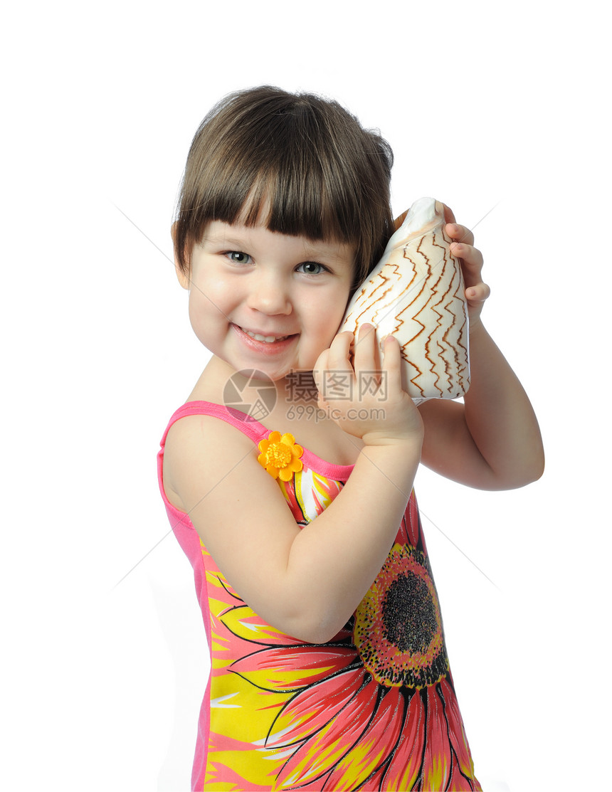 带贝壳的小女孩被白种背景隔离图片