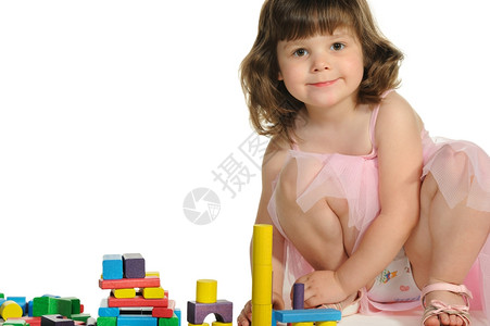 可爱的小女孩玩彩色木立方体白的被隔离图片