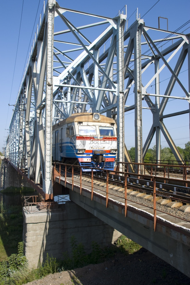 铁路桥横渡河流的火车头图片