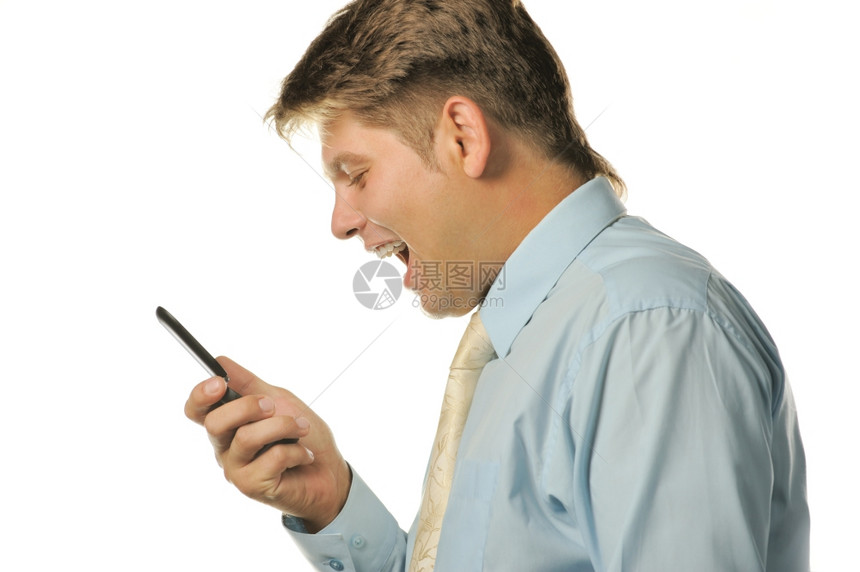 年轻商人拿着手机在电话中喊叫白色背景上被隔离图片