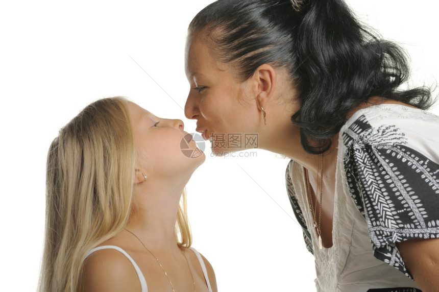 妈亲吻了女儿孤立在白色背景上图片