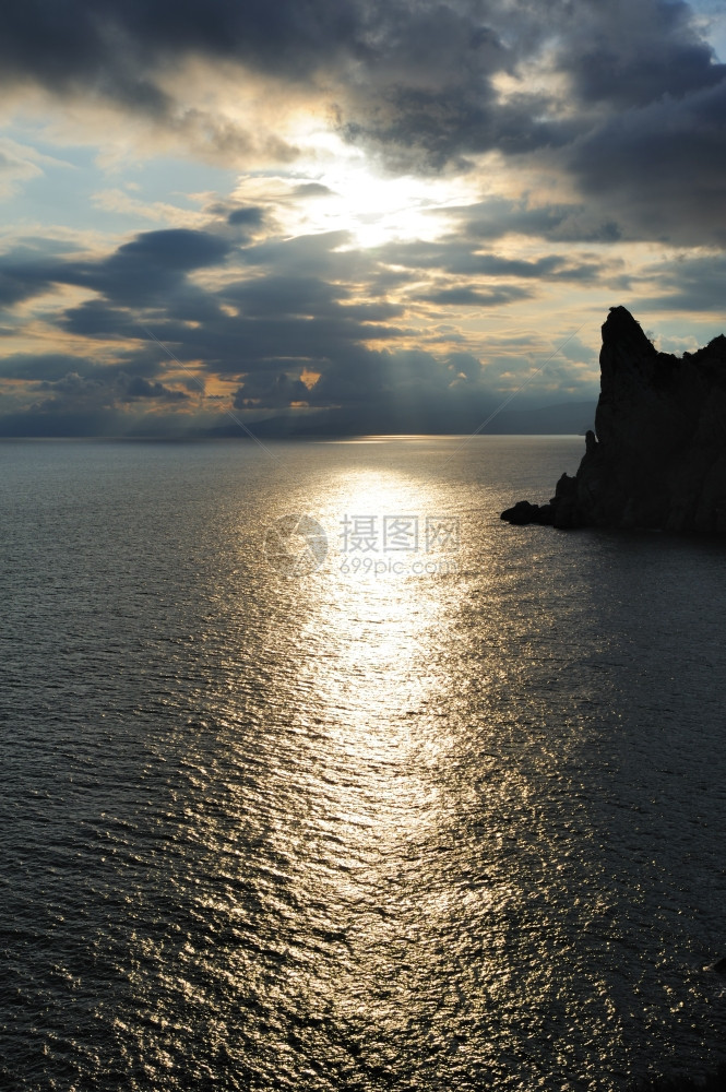 夜海黎明时拍到长耐力的海照克里米亚乌兰里米亚图片