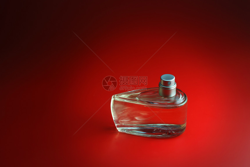 香水红底的瓶有效照明图片