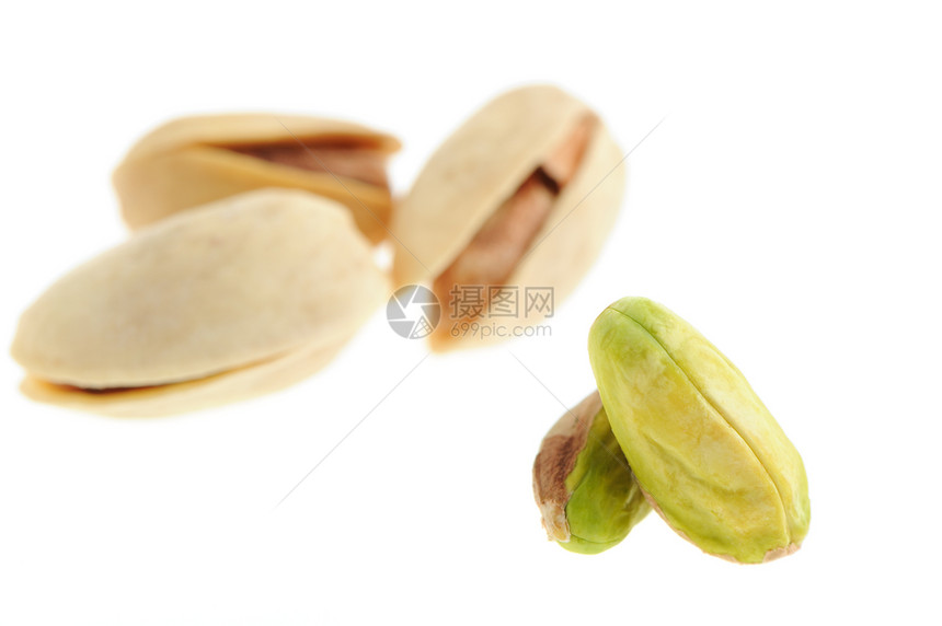 Pistachioes它在白色背景上被孤立的神经质图片