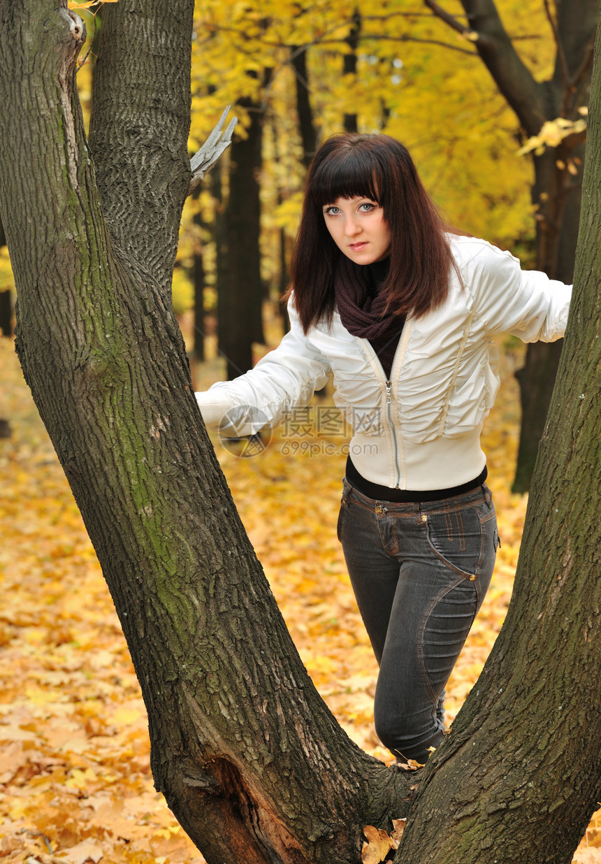 秋天森林里的女孩欧洲外表图片
