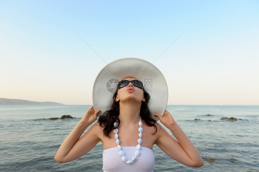 戴着帽子的年轻女人肖像海参近身图片