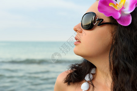 海底岸上美丽的女人肖像外观太阳眼镜背景图片