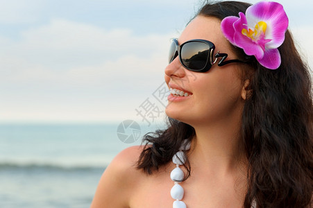 海底岸上美丽的女人肖像外观太阳眼镜背景图片