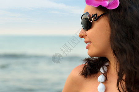 海底岸上美丽的女人肖像外观太阳眼镜图片