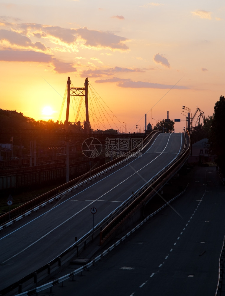 高速公路夜间黄日落图片