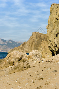黑海的落岩岸山下的野生海滩图片
