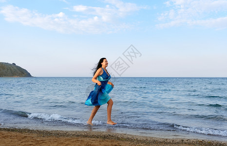 那个女人在海岸边跑来去风景一图片