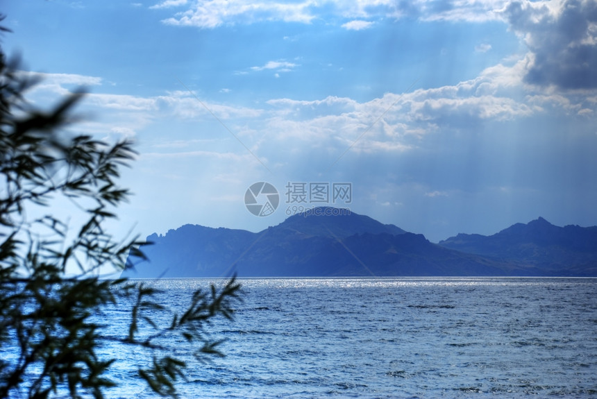 海景湾有闪光的山峰图片