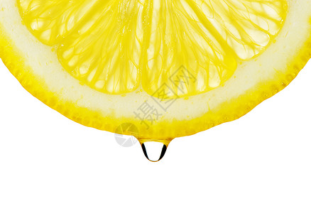 片段柠檬与滴在光谱上详细的照片它被隔离在白色背景上图片