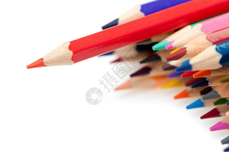 红铅笔与一堆彩色铅笔图片