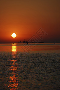 在背景日落时的船舶太平洋海岸图片
