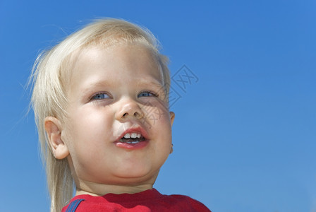 蓝眼男孩金发年龄2岁图片