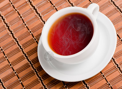 黑茶杯在竹盘上图片