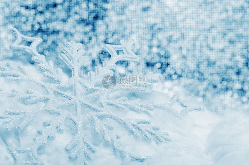 雪花大近的背景BokehToning是蓝色的图片