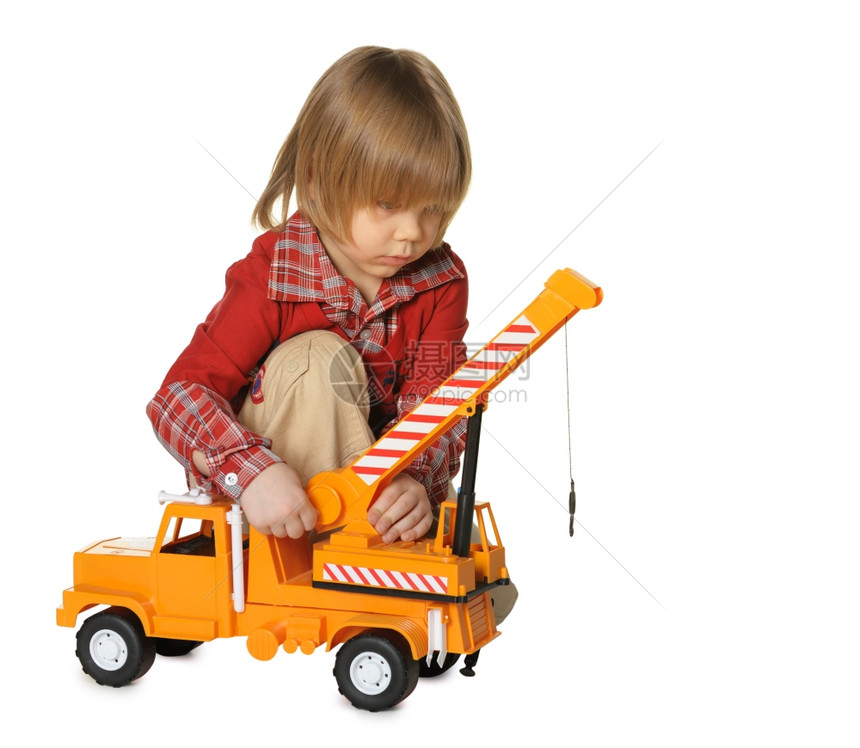 那个小男孩有玩具一个卡车起重机白色的背景被隔离图片