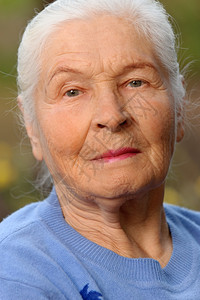 老年妇女的肖像户外照片图片