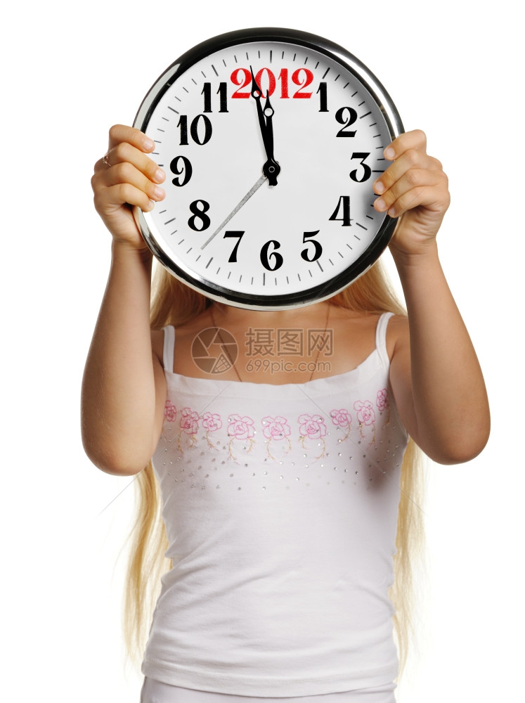 女孩手中握着201年数字的时钟在白色背景上被孤立图片