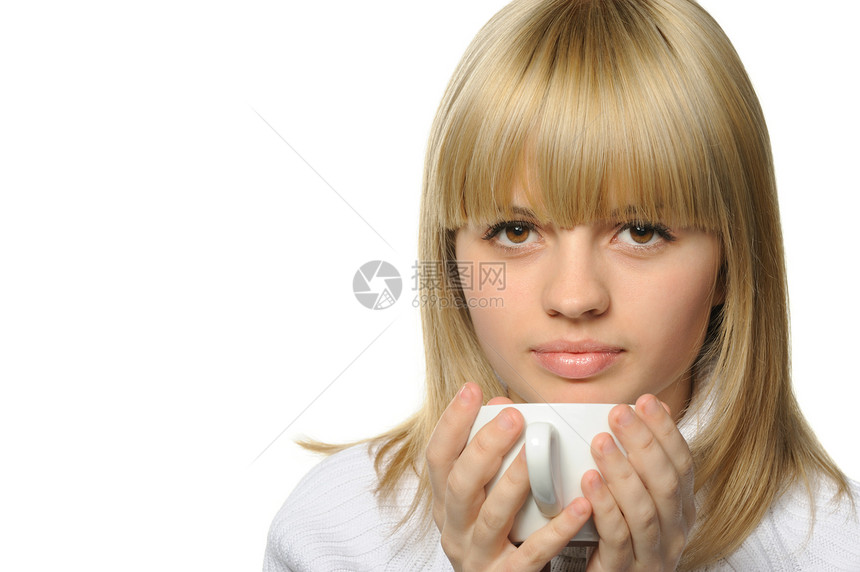 年轻女孩喝咖啡白杯图片