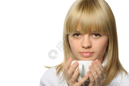 年轻女孩喝咖啡白杯高清图片