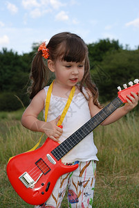 带着吉他的可爱小女孩图片