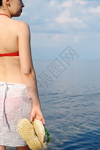 穿泳衣在海边游的女孩一张背影图片