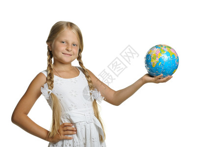 女孩手中握着从拼图收集的地球它被孤立在白色背景上图片