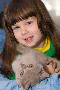 小女孩和猫欧洲国籍的3岁小孩图片