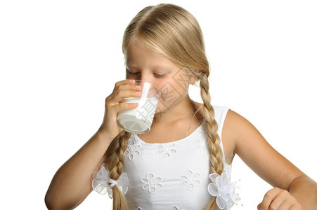 漂亮的金发女孩喝牛奶图片