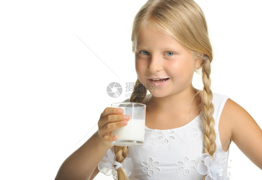 喝牛奶的金发女孩图片