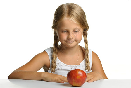漂亮女孩想吃苹果白的孤立图片