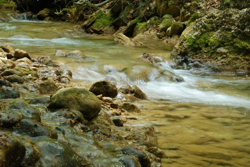 山河克里米亚半岛山脉的粗糙水流图片