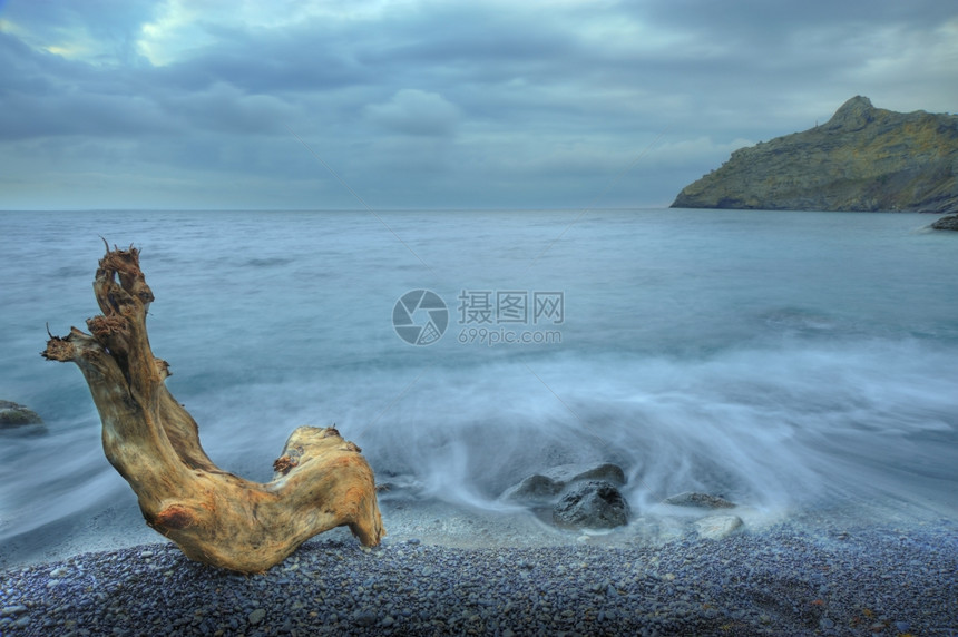 夜海和木材在黎明拍摄长耐力的黎明克里米亚乌兰里米亚图片