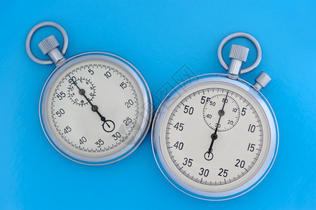 蓝色的两只手表用于时间测量的装置图片